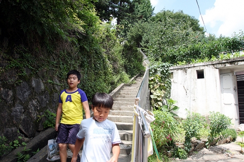 미술관 옆 골목길
사직우체국을 돌아 올라가면 청주교육청과 사직초등학교 뒤로 가는 계단길이 있다. 이곳은 지각한 학생과 공무원들의 개구멍으로 통한다. <먹을거리> 국보로 입구에 오래된 베르덴하임 레스토랑이 있다. <볼거리> 우체국 입구에 신 미술관이 있고 청주교육청에 올라서면 도심사이로 거대하게 솟은 초고층 아파트가 작은 주택과 대비되고 있다.