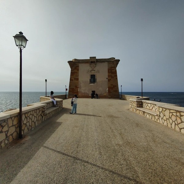 시칠리아 섬의 서북쪽 끝이나 트라파니의 끝. 요새 오른쪽은 티레니아 해 왼쪽은 지중해.
