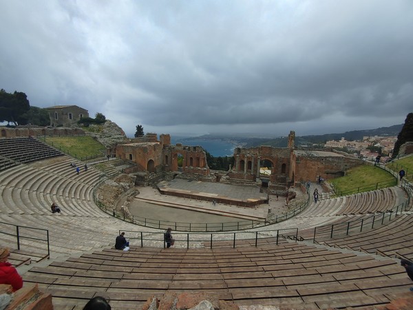 타오르미나 고대 그리스 극장의 내부.