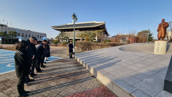 12월 8일, 신채호 선생 탄신일에 기념사업회 관계자들이 청주예술의전당 앞에 있는 동상을 참배하고 있다. 사진=이재표 기자