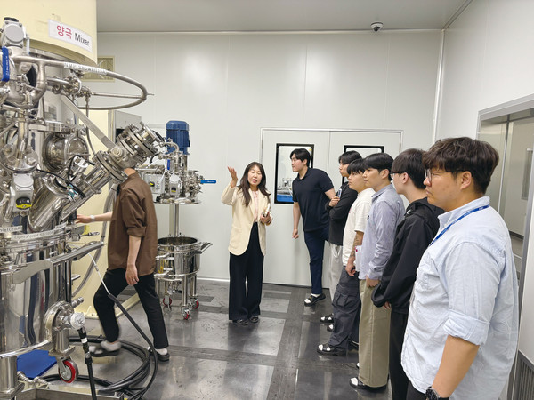 지난 24일 충북TP 배터리제조검증지원센터에서 충북지역 대학생들이 이차전지 산업 현장 교육을 받고 있다.